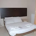 בית הארחה Kyknos De Luxe & 4*