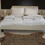 Kyknos De Luxe & בית הארחה 4*