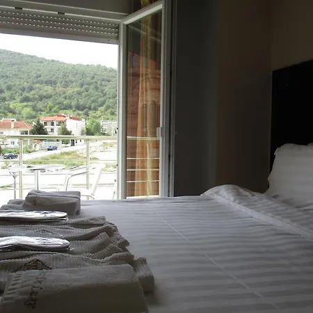 Kyknos De Luxe & Casa de hóspedes Castória