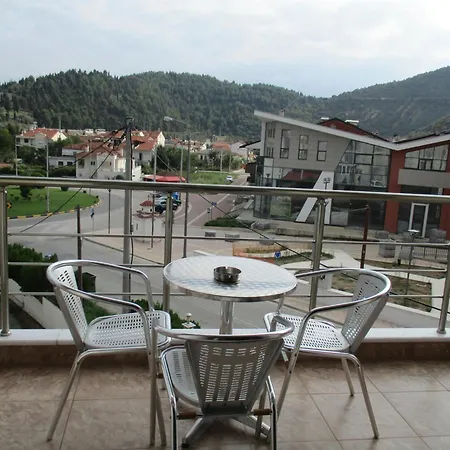 Kyknos De Luxe & بيت ضيافة 4*