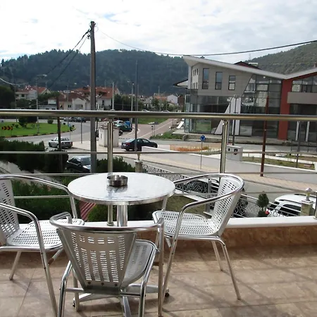 Kyknos De Luxe & بيت ضيافة 4*