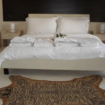 Kyknos De Luxe & بيت ضيافة 4*