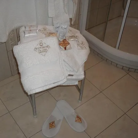 Kyknos De Luxe & بيت ضيافة 4*