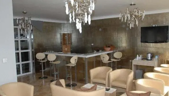 Kyknos De Luxe & בית הארחה 4*