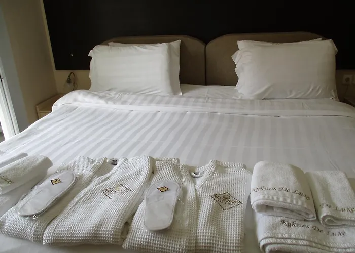 Kyknos De Luxe & בית הארחה