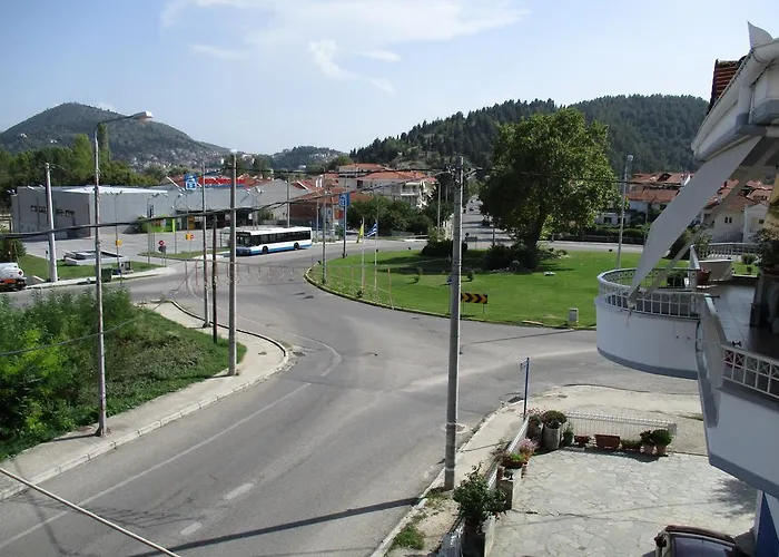 Kyknos De Luxe & בית הארחה