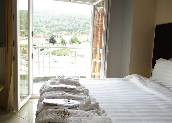 Kyknos De Luxe & בית הארחה