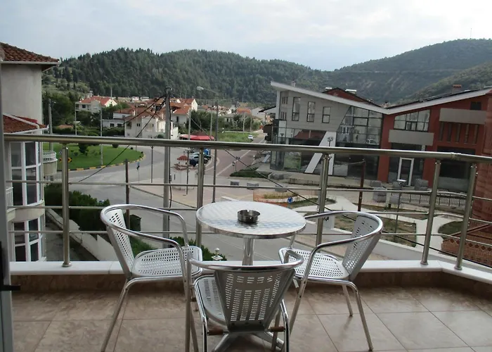 Kyknos De Luxe & בית הארחה 4*