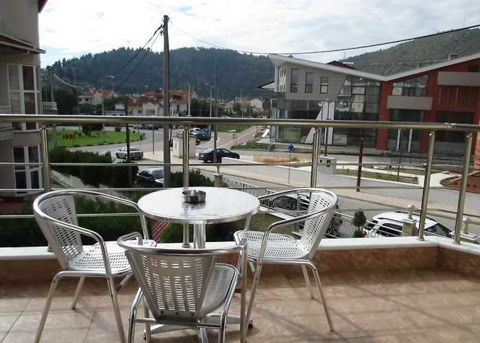 Kyknos De Luxe & בית הארחה 4*