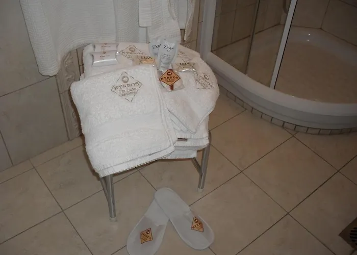 Kyknos De Luxe & בית הארחה 4*